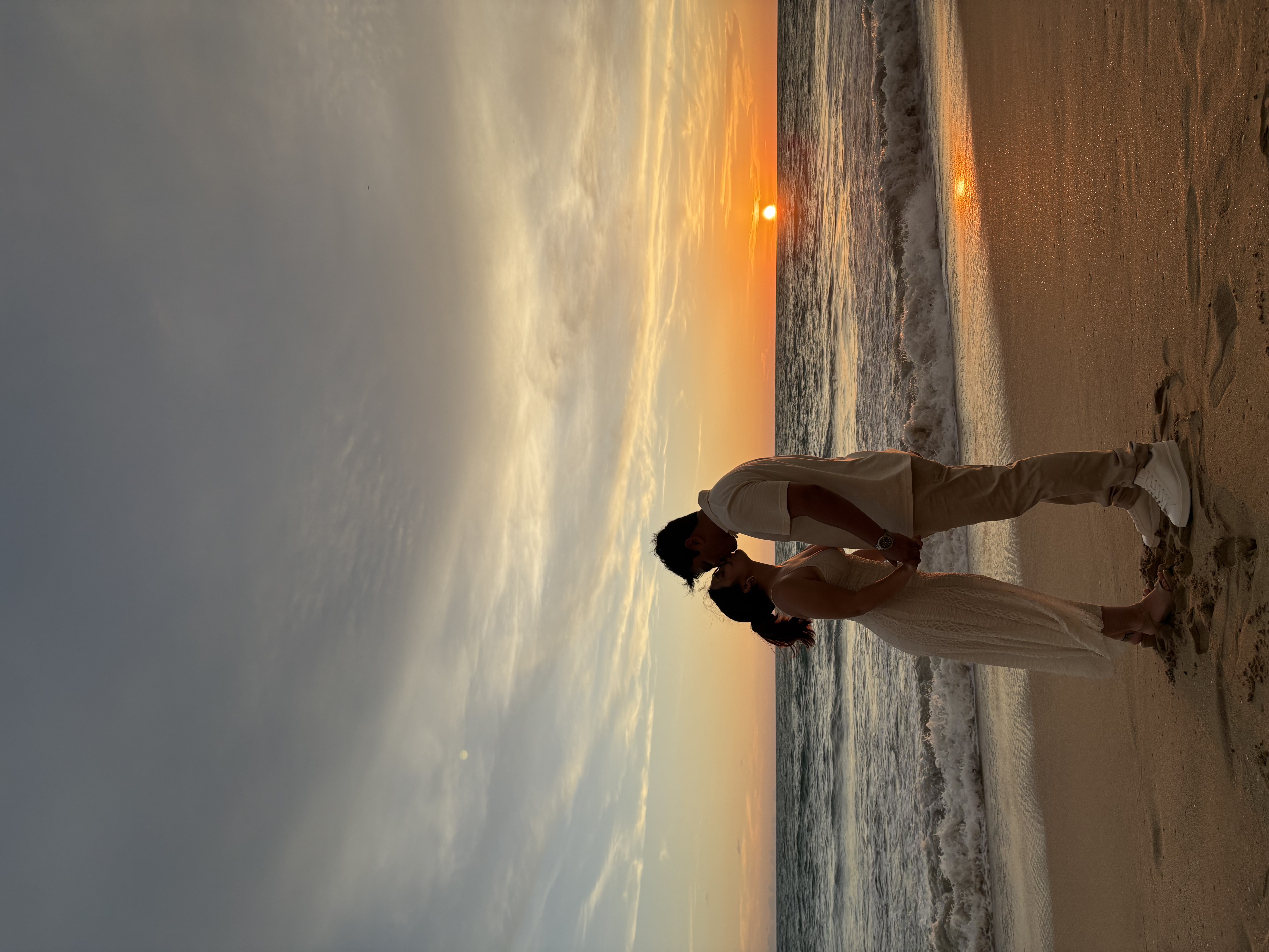 Karla y Rogelio en la playa al atardecer